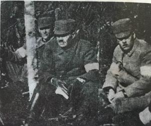 Aapo Similä, Kyösti Vilkuna ja Arvi Järventaus metsässä ennen Karkun Kirkonkylän valtausta 17.04.1918